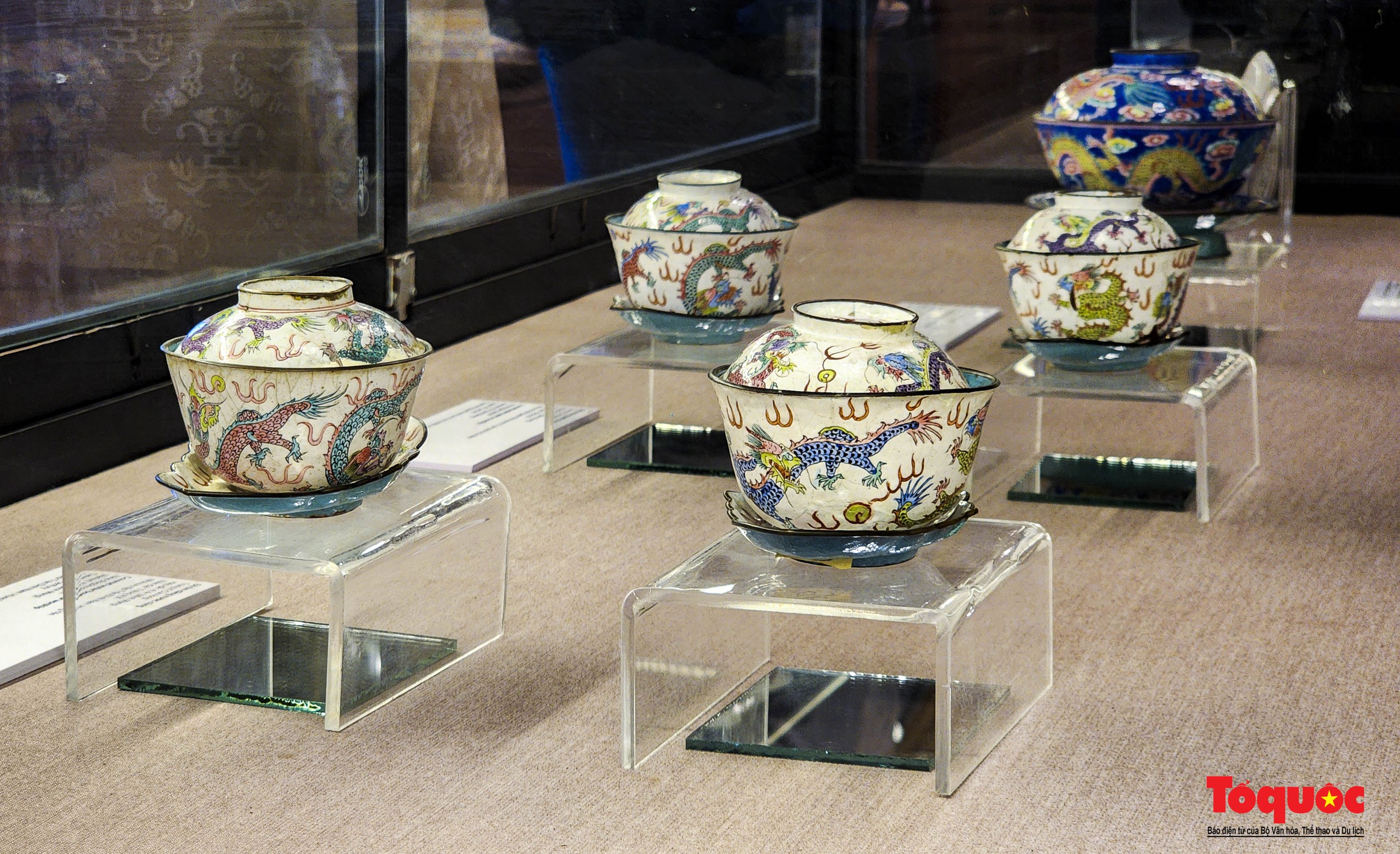 Du khách thích thú khám phá hàng loạt cổ vật hội tụ tại điện Kiến Trung - Ảnh 11.