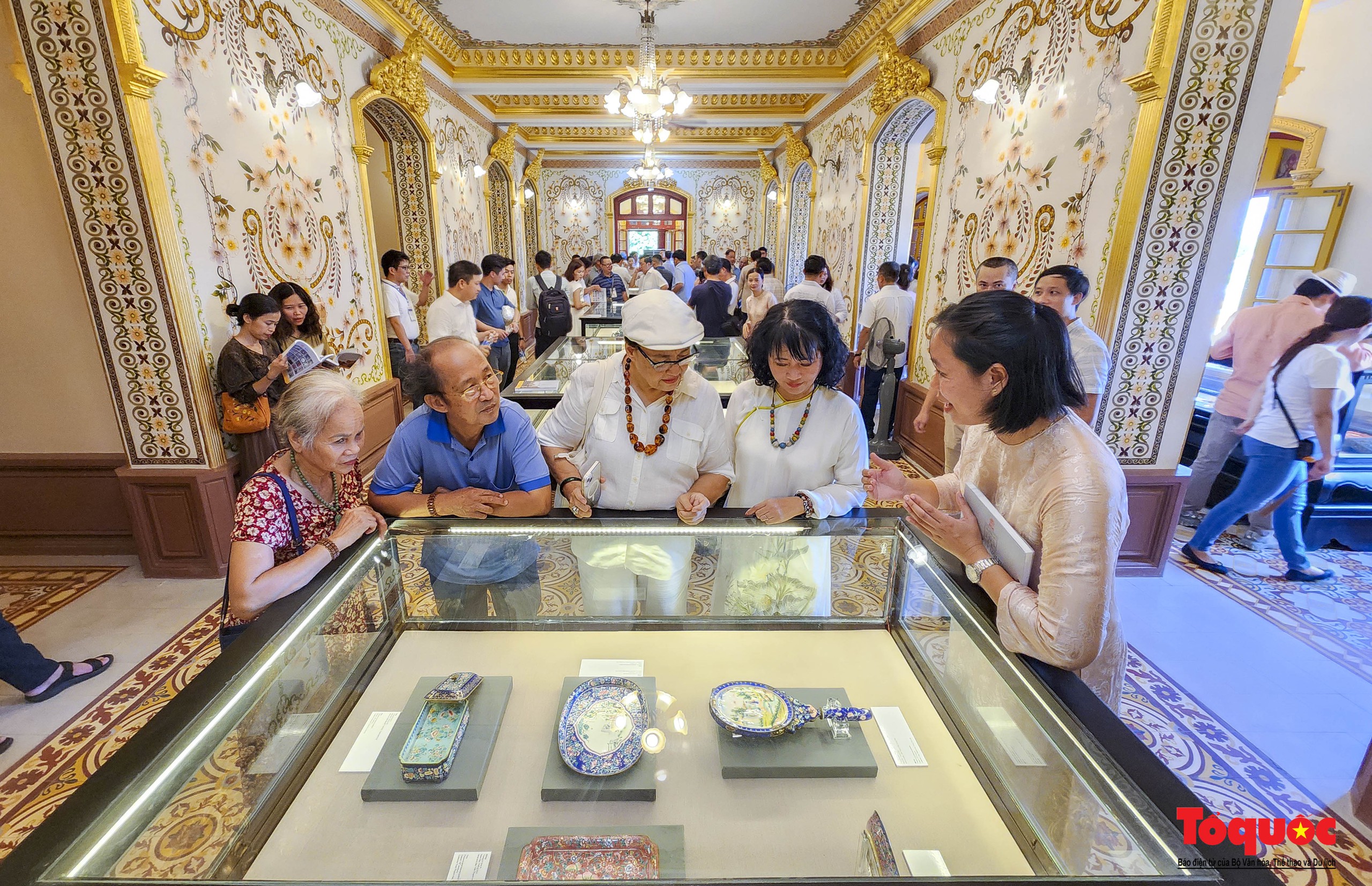 Du khách thích thú khám phá hàng loạt cổ vật hội tụ tại điện Kiến Trung - Ảnh 15.