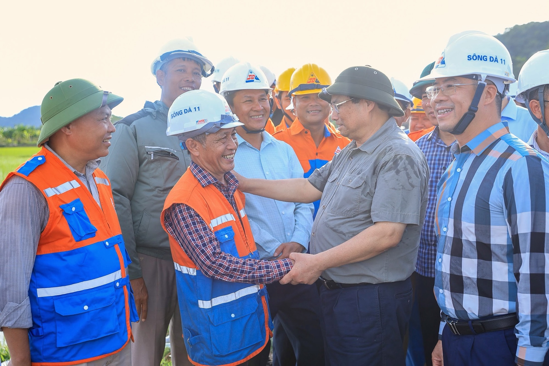 Thủ tướng kiểm tra, động viên, đôn đốc dự án đường dây 500 kV mạch 3- Ảnh 12.