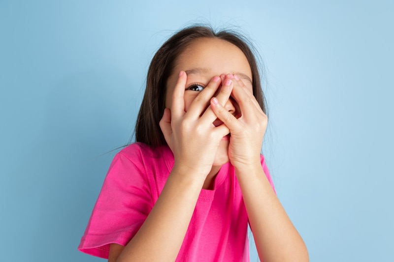 Trẻ bị mắt lác nhẹ thì có thể chữa tại nhà bằng phương pháp bịt mắt 