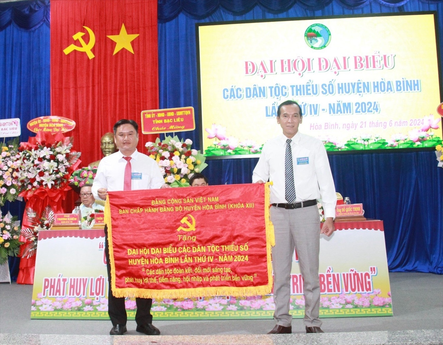 Huyện uỷ huyện Hoà Bình đã tặng bức trướng đến Đại hội đại biểu các DTTS 