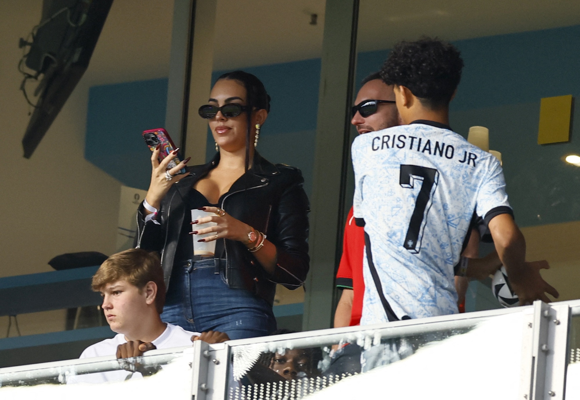 Ronaldo nhận được sự cổ vũ của bạn gái Georgina Rodriguez và các con trên khán đài - Ảnh: REUTERS