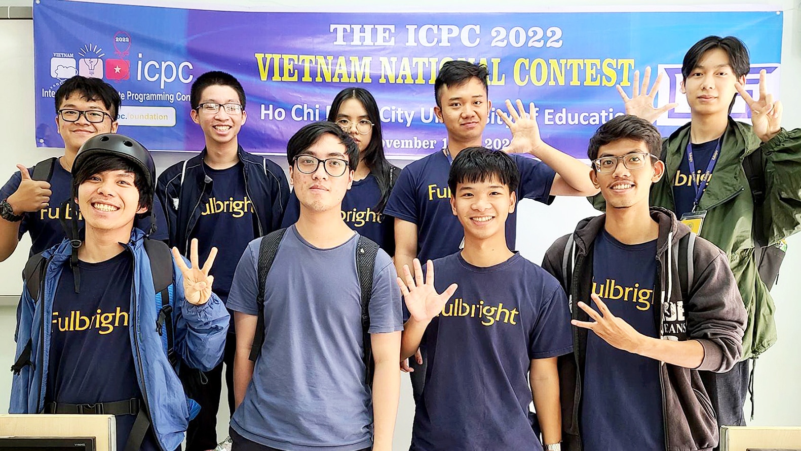 Đoàn Thuận (hàng trên, thứ 2 từ phải qua) cùng các sinh viên Fulbright tại kỳ thi lập trình sinh viên quốc tế (ICPC) vòng quốc gia năm 2022 - Ảnh: NVCC