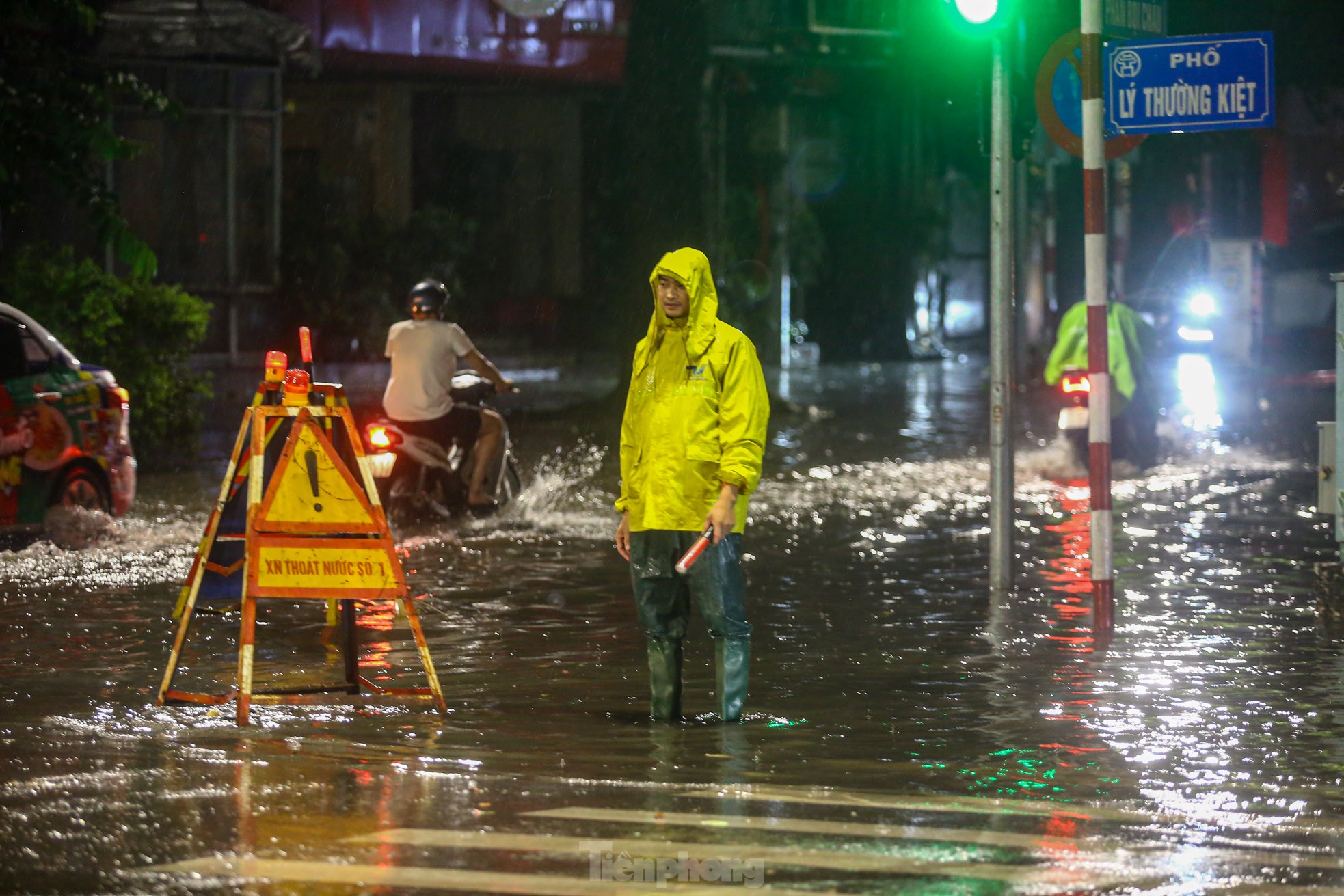 Mưa như trút nước, đường phố Hà Nội ngập sâu trong đêm ảnh 2