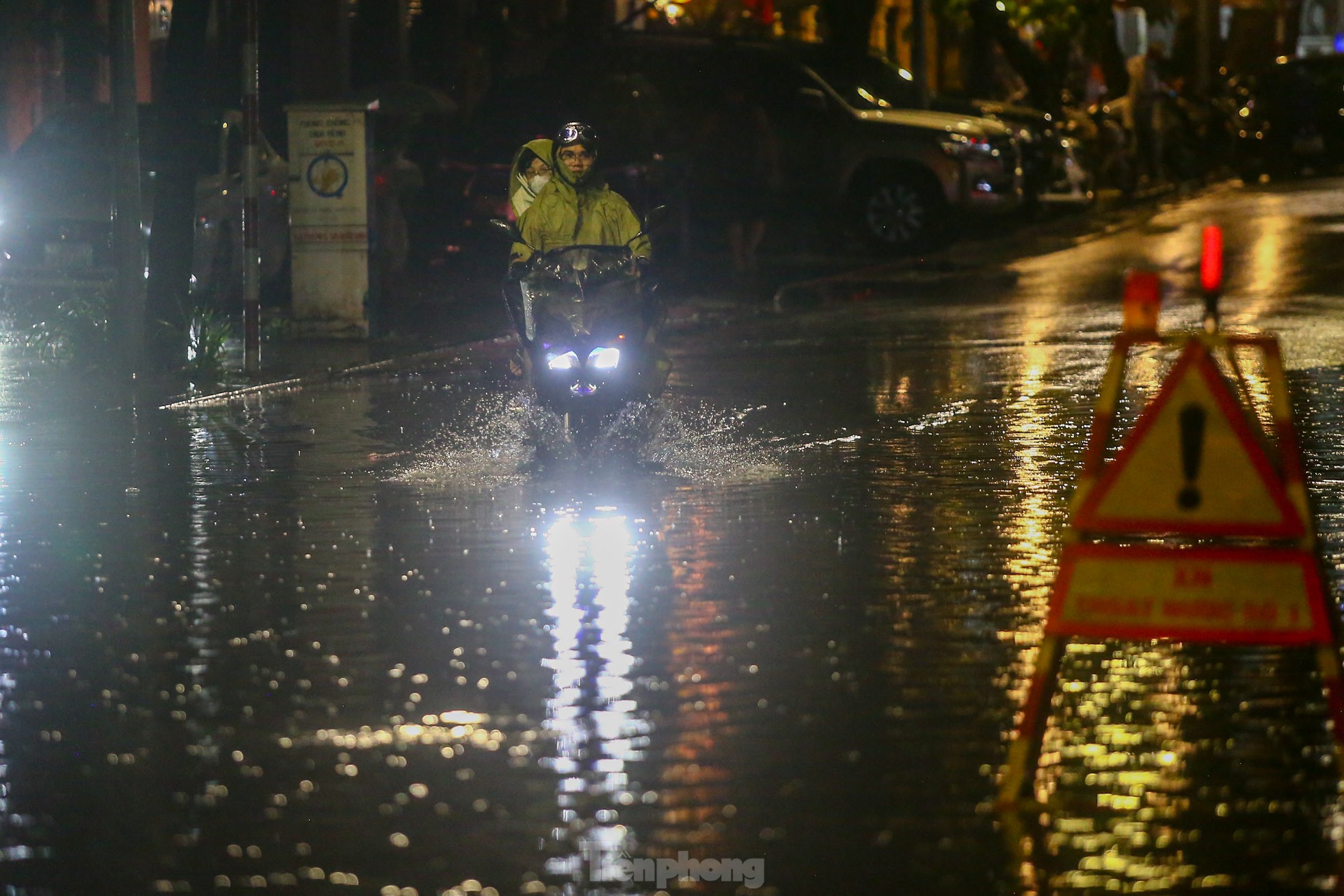 Mưa như trút nước, đường phố Hà Nội ngập sâu trong đêm ảnh 4