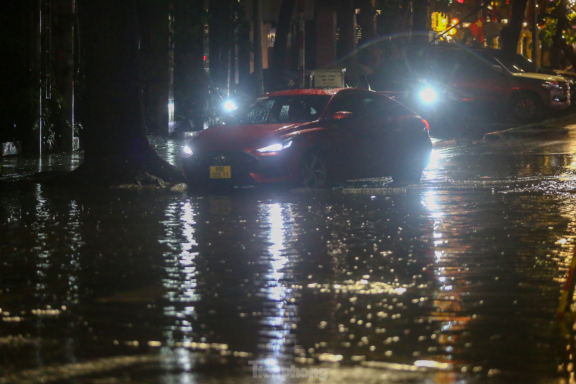 Mưa như trút nước, đường phố Hà Nội ngập sâu trong đêm ảnh 5