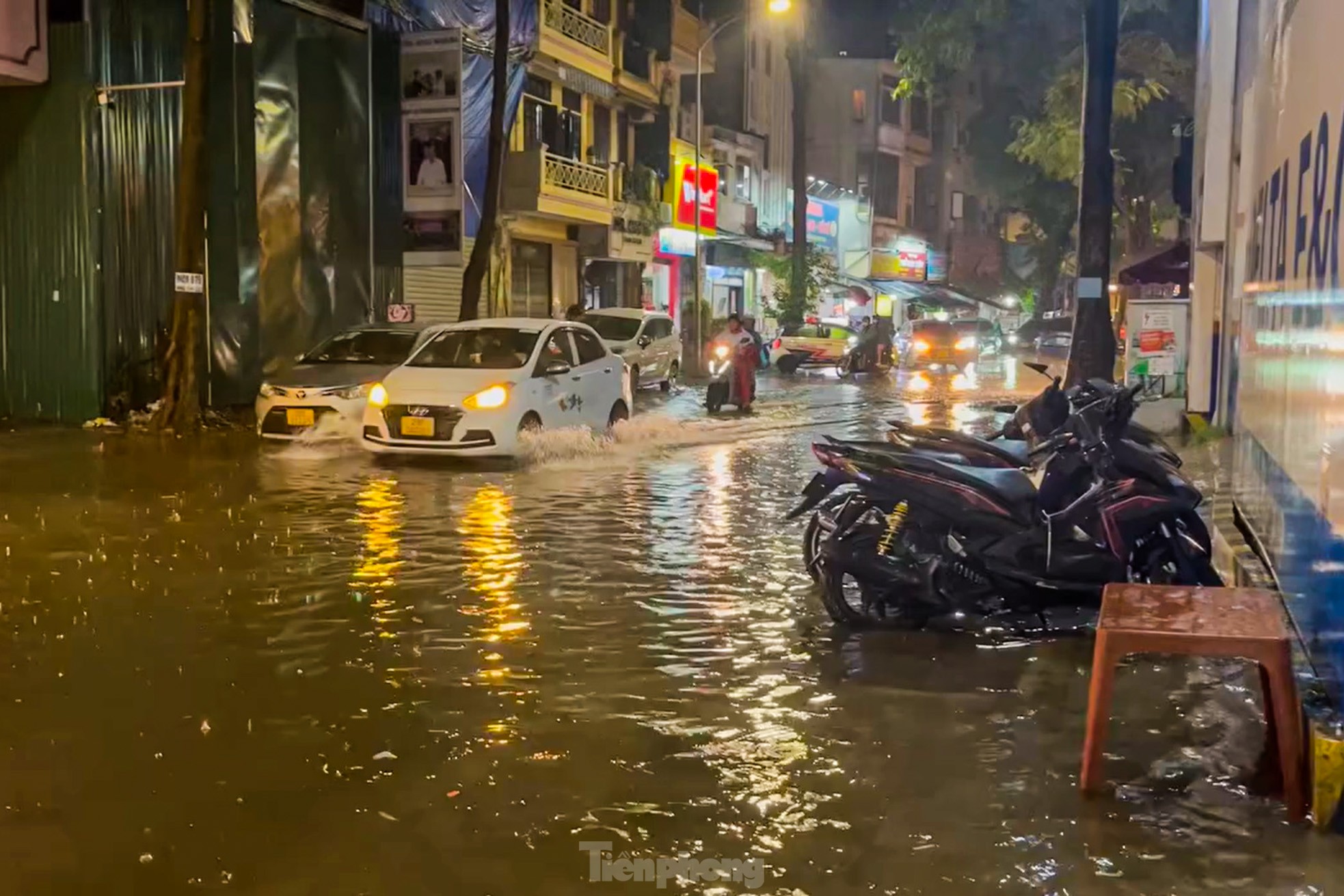 Mưa như trút nước, đường phố Hà Nội ngập sâu trong đêm ảnh 7