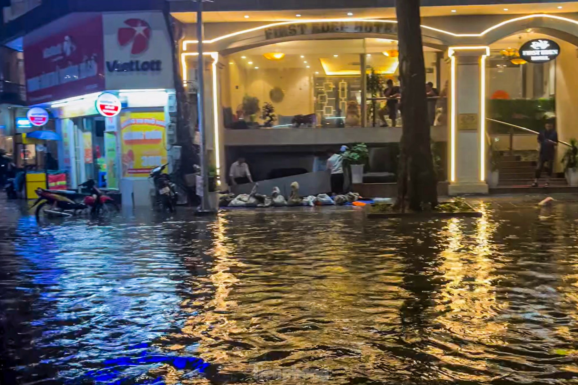 Mưa như trút nước, đường phố Hà Nội ngập sâu trong đêm ảnh 8