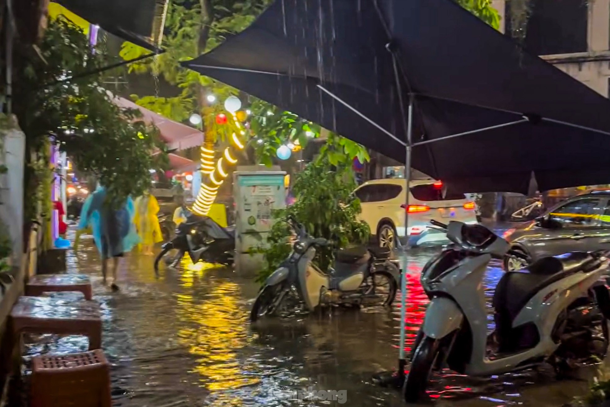 Mưa như trút nước, đường phố Hà Nội ngập sâu trong đêm ảnh 9