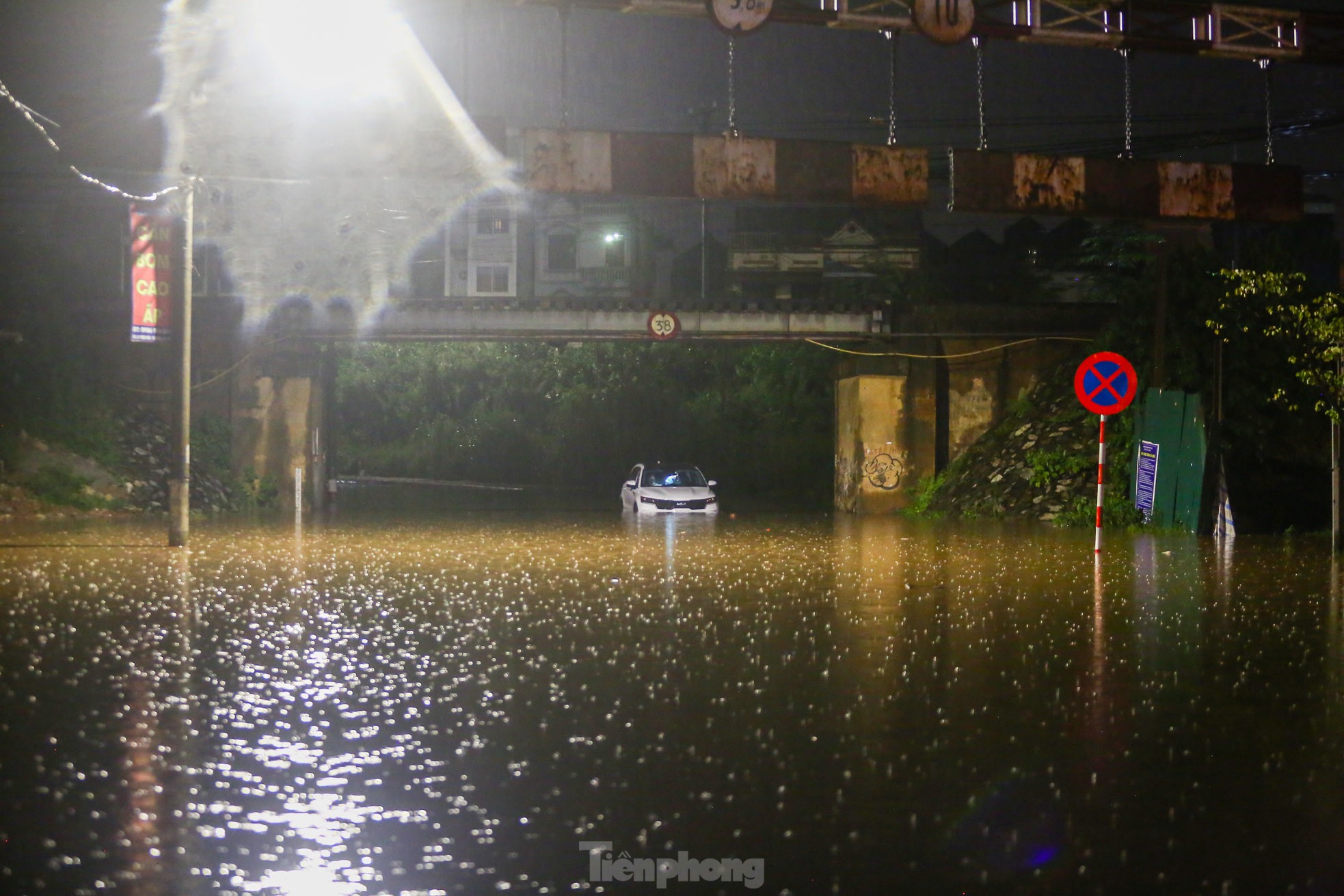 Mưa như trút nước, đường phố Hà Nội ngập sâu trong đêm ảnh 11