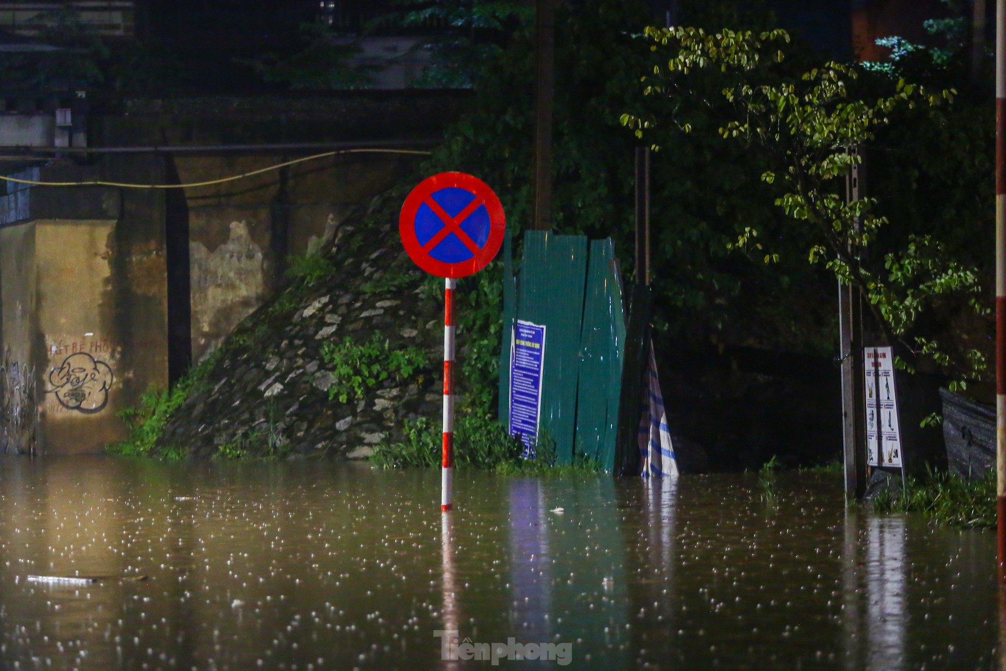Mưa như trút nước, đường phố Hà Nội ngập sâu trong đêm ảnh 12