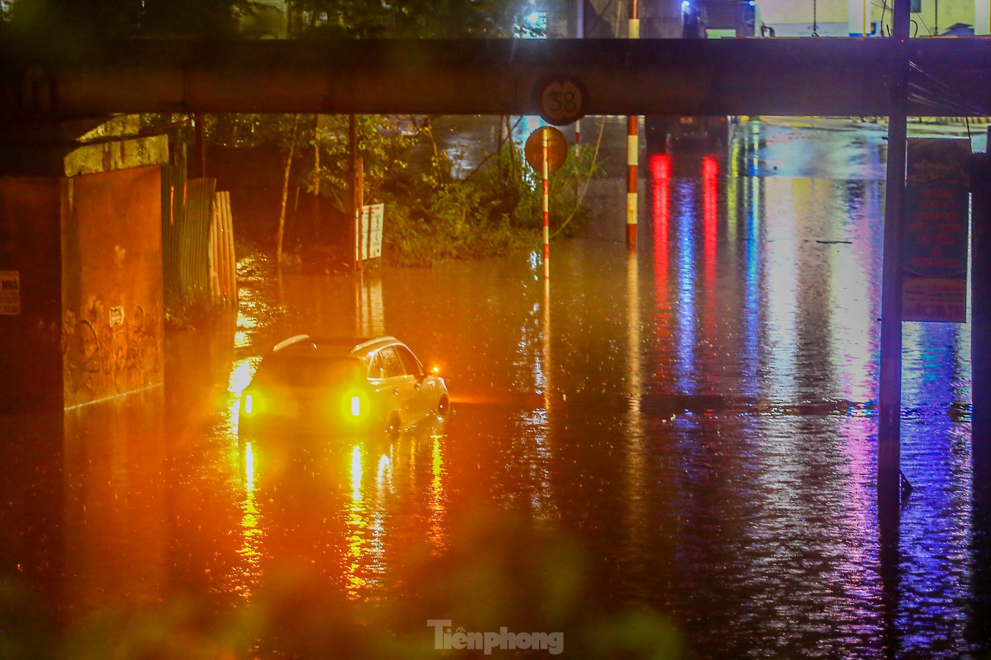 Mưa như trút nước, đường phố Hà Nội ngập sâu trong đêm ảnh 14