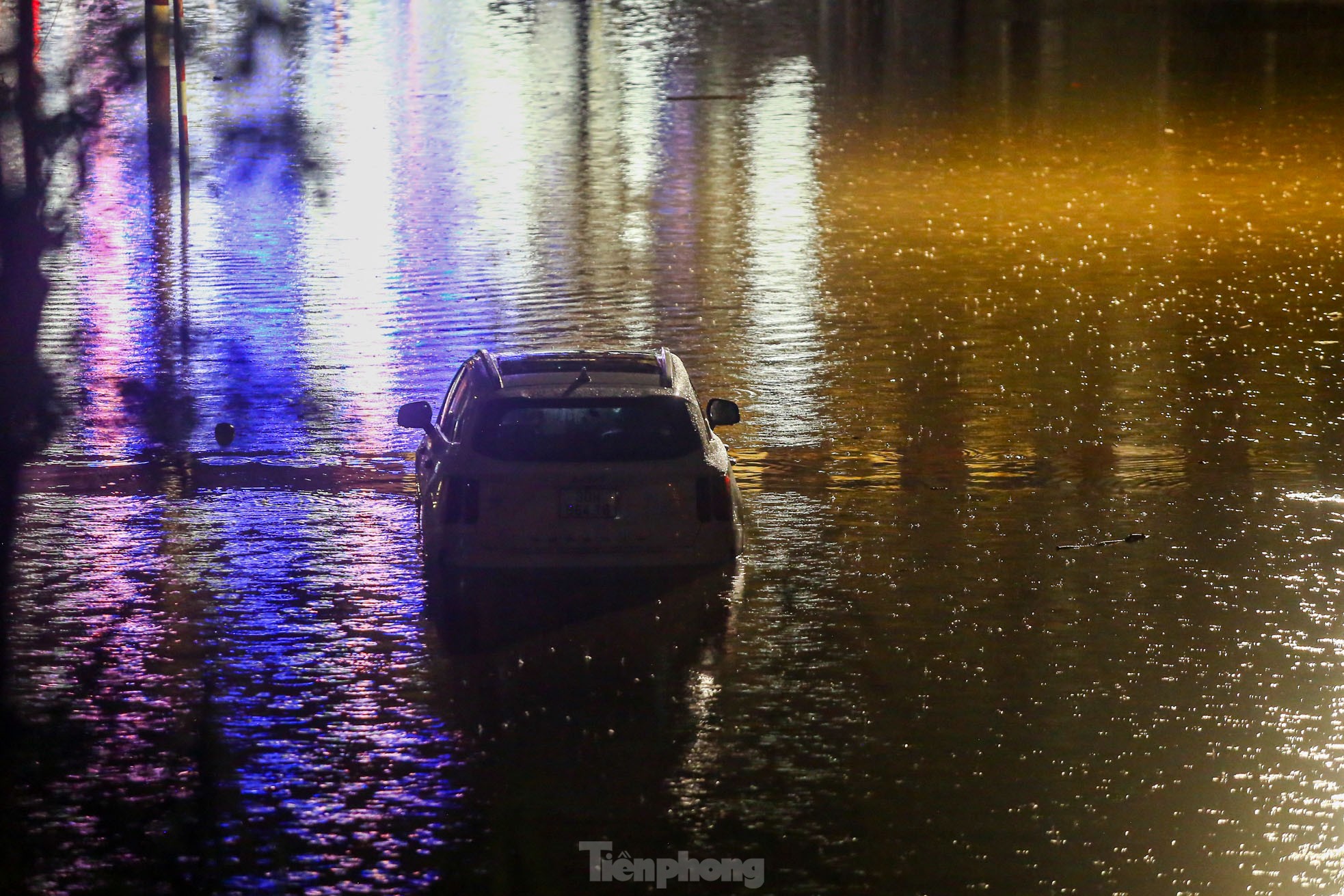 Mưa như trút nước, đường phố Hà Nội ngập sâu trong đêm ảnh 15