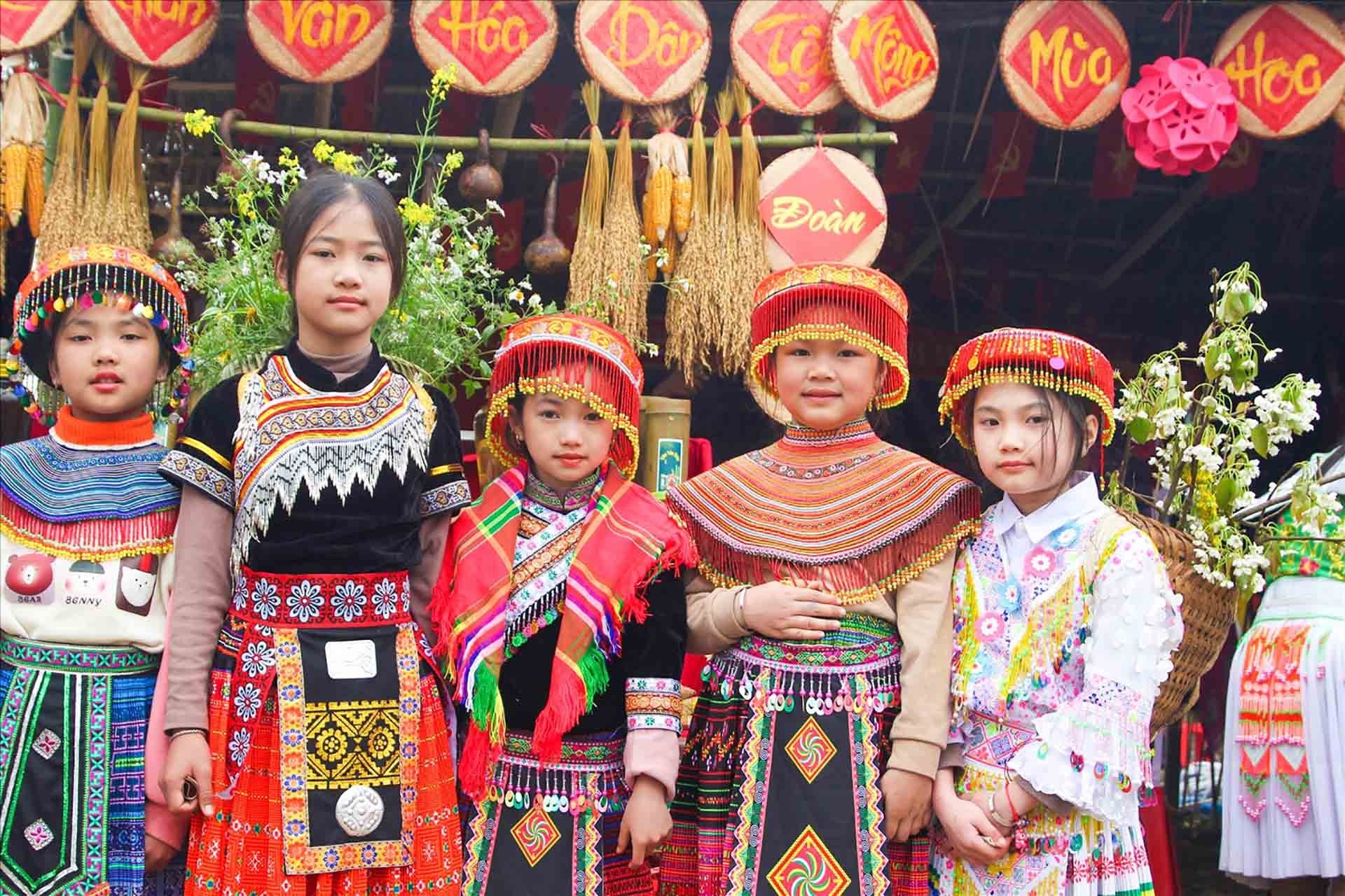 Các em nhỏ tươi tắn trong bộ trang phục dân tộc. (Nguồn: baodantoc.vn)