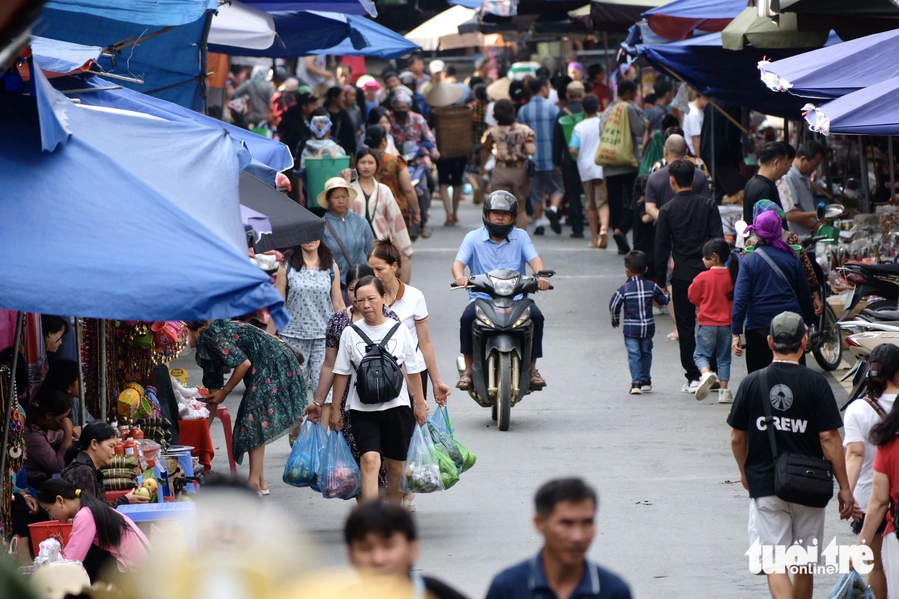 Chợ phiên Bắc Hà chỉ họp vào sáng chủ nhật hằng tuần, thu hút hàng ngàn người dân, du khách ghé thăm