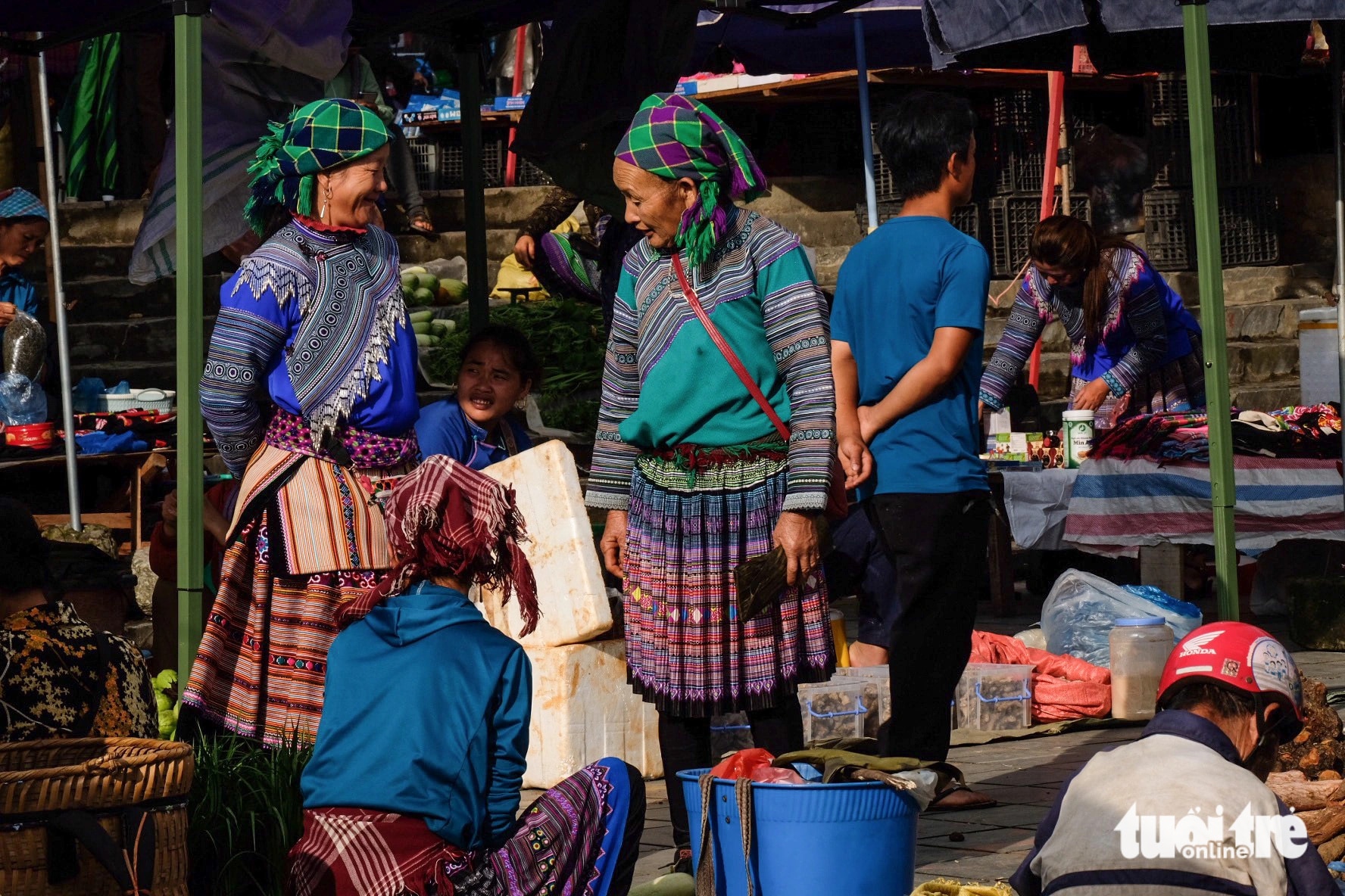 Phiên chợ cũng là nơi để bà con địa phương giao lưu văn hóa, hàn huyên sau một tuần xa chợ