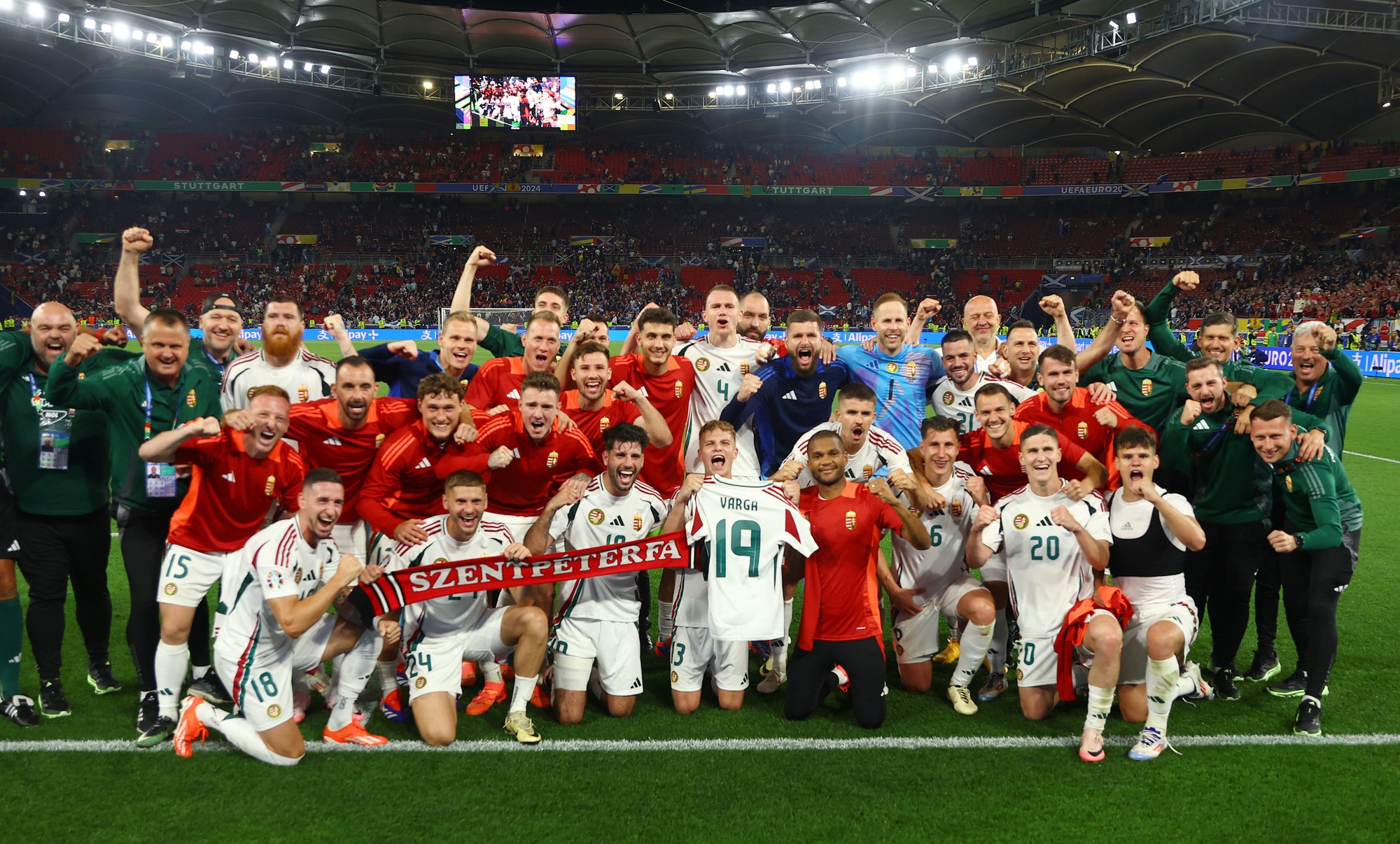 Toàn đội Hungary đã ăn mừng với chiếc áo của Barnabas Varga - Ảnh: REUTERS