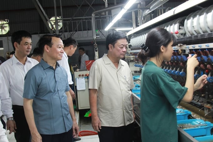 Bộ trưởng Lê Minh Hoan (thứ 2 từ phải sang) thăm Nhà máy chế biến tơ của Công ty Cổ phần Dâu tằm tơ Yên Bái - nơi thu hút hàng trăm lao động địa phương. Ảnh: Thanh Tiến.