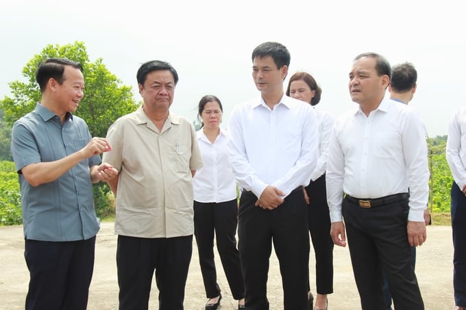 Bộ trưởng Lê Minh Hoan (thứ 2 từ trái sang) đánh giá cao kết quả nghề tằm tơ mang lại cho người dân huyện Trấn Yên. Ảnh: Thanh Tiến.