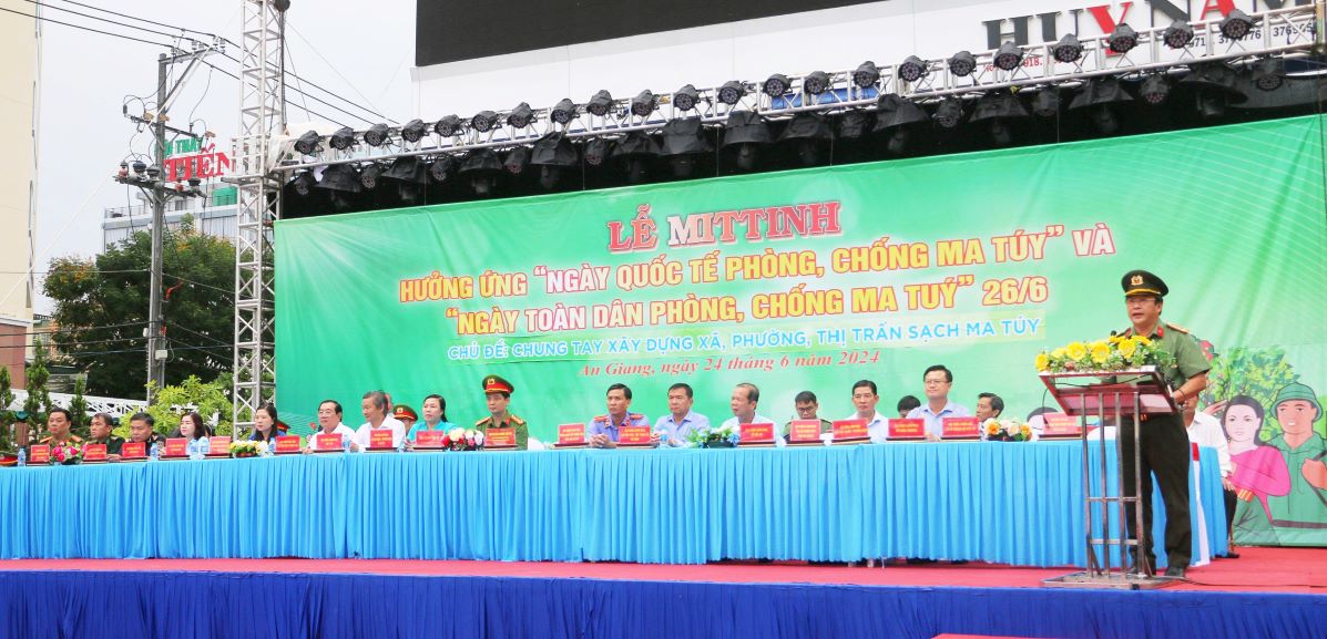 Đại tá Lâm Phước Nguyên, Giám đốc Công an tỉnh An Giang phát biểu tại lễ Mít tinh hưởng ứng Ngày quốc tế phòng, chống ma túy. Ảnh: Nghiêm Túc
