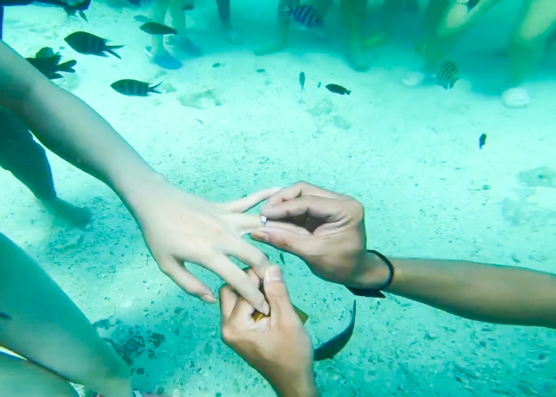 Chàng trai đeo nhẫn cầu hôn cho bạn gái ngay dưới đáy biển Phú Quốc - Ảnh: TIẾN MINH
