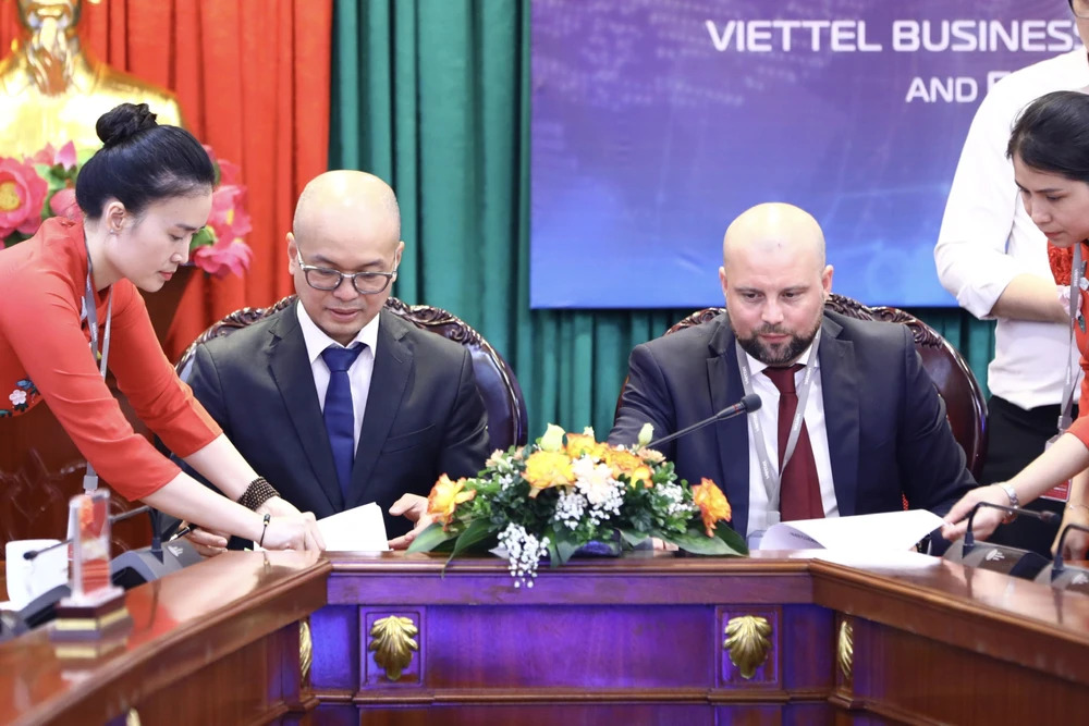 Ông Phạm Trung Kiên, Phó TGĐ Viettel Solutions và ông Cyril Osmani, CEO của ERS ký kết.JPG
