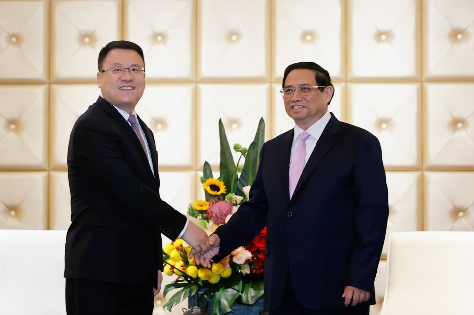 Thủ tướng Phạm Minh Chính và ông Vương Tiểu Quân, Phó Chủ tịch Tập đoàn Xây dựng Điện lực Trung Quốc - Ảnh: Báo Chính phủ