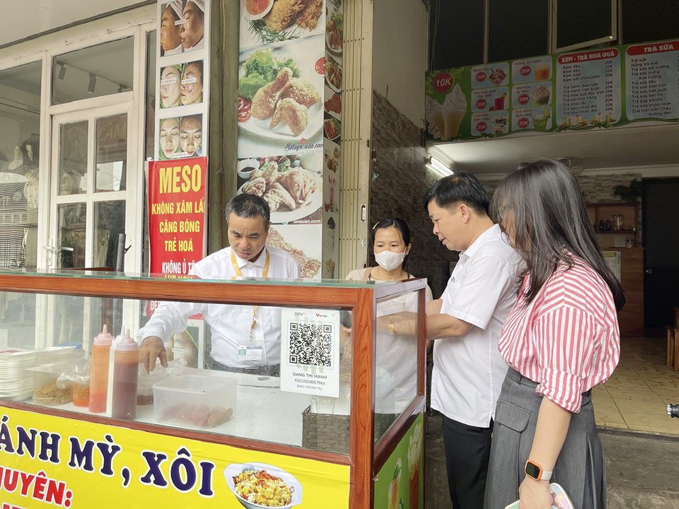 Cơ quan chức năng kiểm tra ATTP tại cửa hàng thức ăn đường phố trên địa bàn huyện Chương Mỹ, Hà Nội.