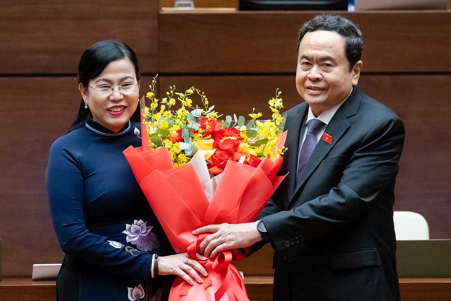 Bà Nguyễn Thanh Hải nhận hoa chúc mừng từ Chủ tịch Quốc hội Trần Thanh Mẫn. Ảnh: Duy Linh  