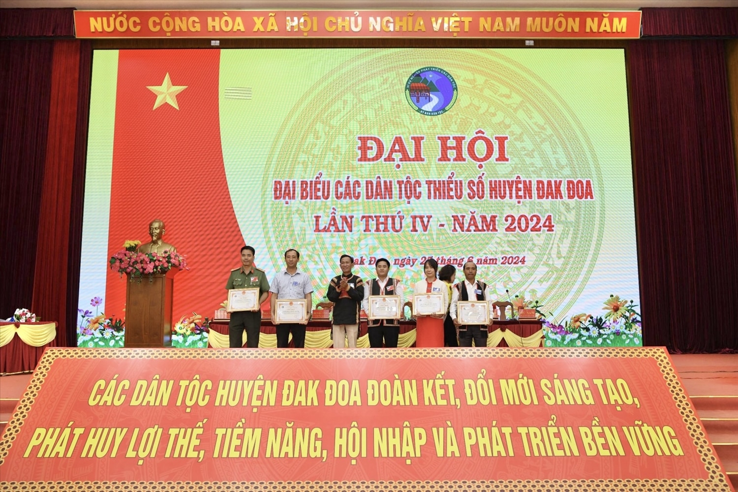 Ban Dân tộc tỉnh Gia Lai đã tặng Giấy khen cho 15 tập thể, cá nhân đã có nhiều thành tích xuất sắc trong các phong trào thi đua yêu nước