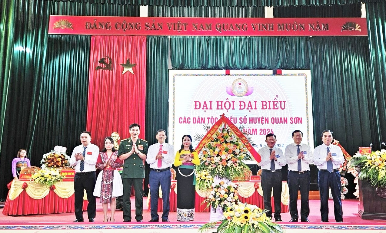 Lãnh đạo tỉnh Thanh Hóa tặng hoa chúc mừng Đại hội Đại biểu các DTTS huyện Quan Sơn - Thanh Hóa lần thứ IV, năm 2024