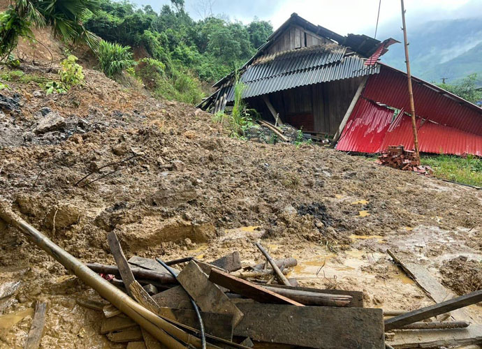 Mưa lớn khiến 2 nhà dân ở Văn Yên, Yên Bái đổ sập hoàn toàn. Ảnh: Thu Nhài