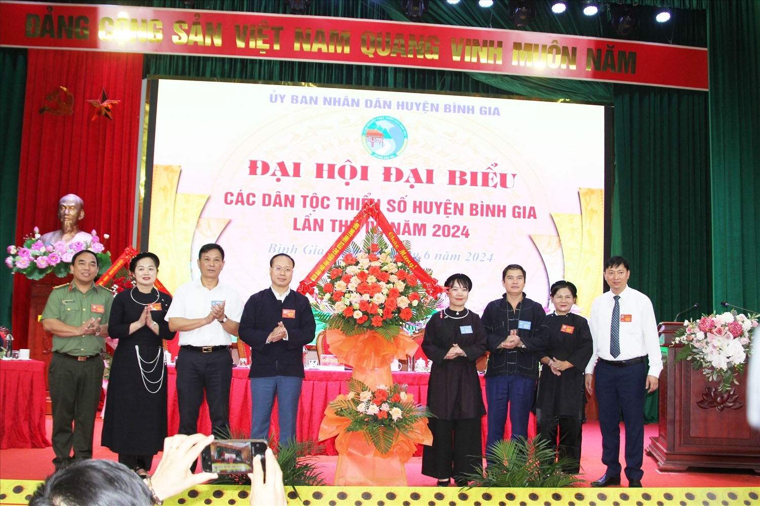 Lãnh đạo các sở, ngành của tỉnh Lạng Sơn tặng hoa chúc mừng Đại hội