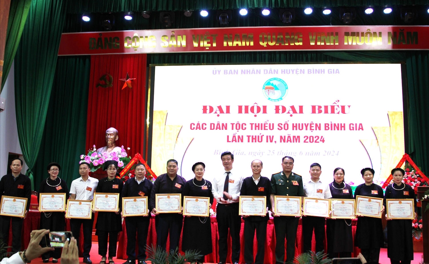 Chủ tịch UBND huyện Bình Gia Nguyễn Mạnh Tuấn tặng Giấy khen cho các tập thể có thành tích tại Đại hội
