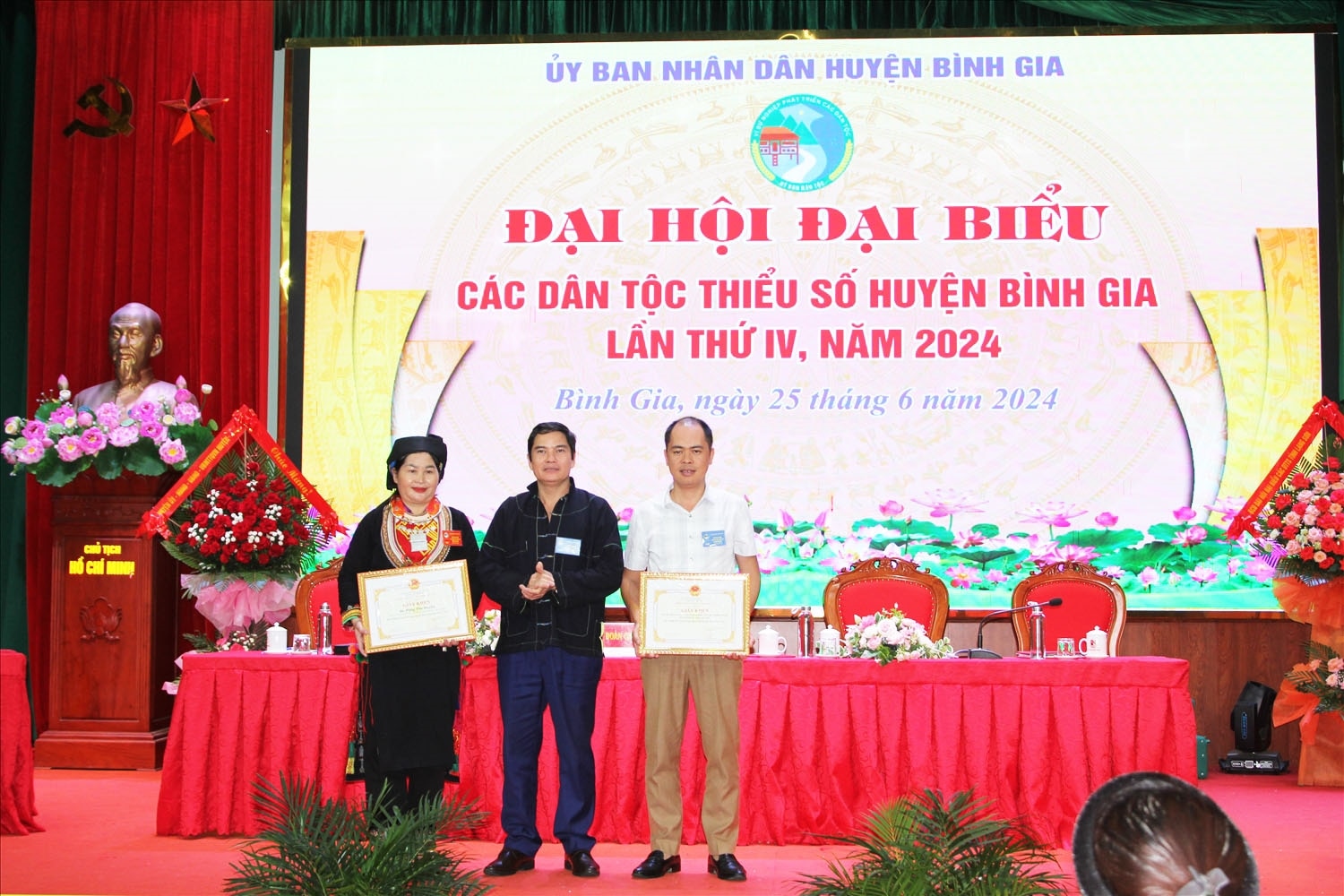 Ông Lâm Văn Viên - Phó Trưởng Ban Dân tộc tỉnh Lạng Sơn tặng Giấy khen cho cá nhân, tập thể tiêu biểu