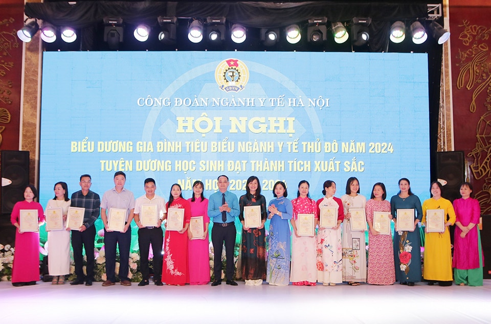 Lãnh đạo Công đoàn Y tế Việt Nam và Công đoàn ngành Y tế Hà Nội trao tặng khen thưởng cho các Gia đình tiêu biểu.