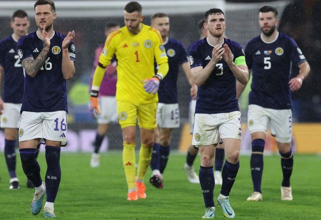 Xui xẻo như CĐV Scotland: Đội nhà bị loại ê chề, hàng trăm người bị lừa khi sang Đức xem EURO ảnh 2