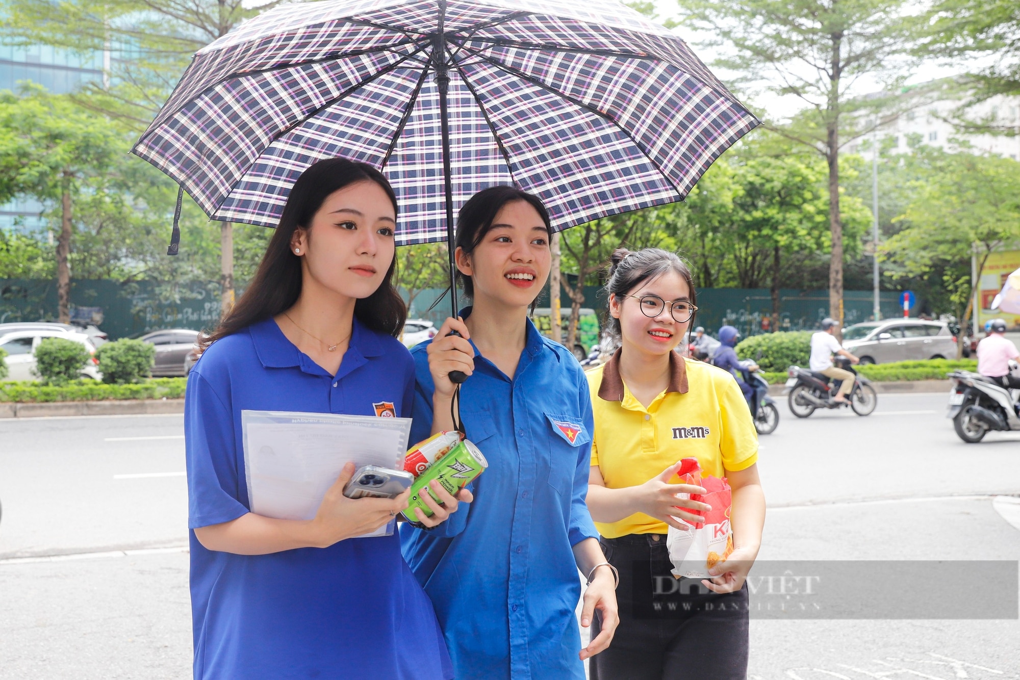 Hình ảnh thí sinh làm thủ tục dự thi tốt nghiệp THPT năm 2024 tại Hà Nội dưới tiết trời oi bức- Ảnh 4.