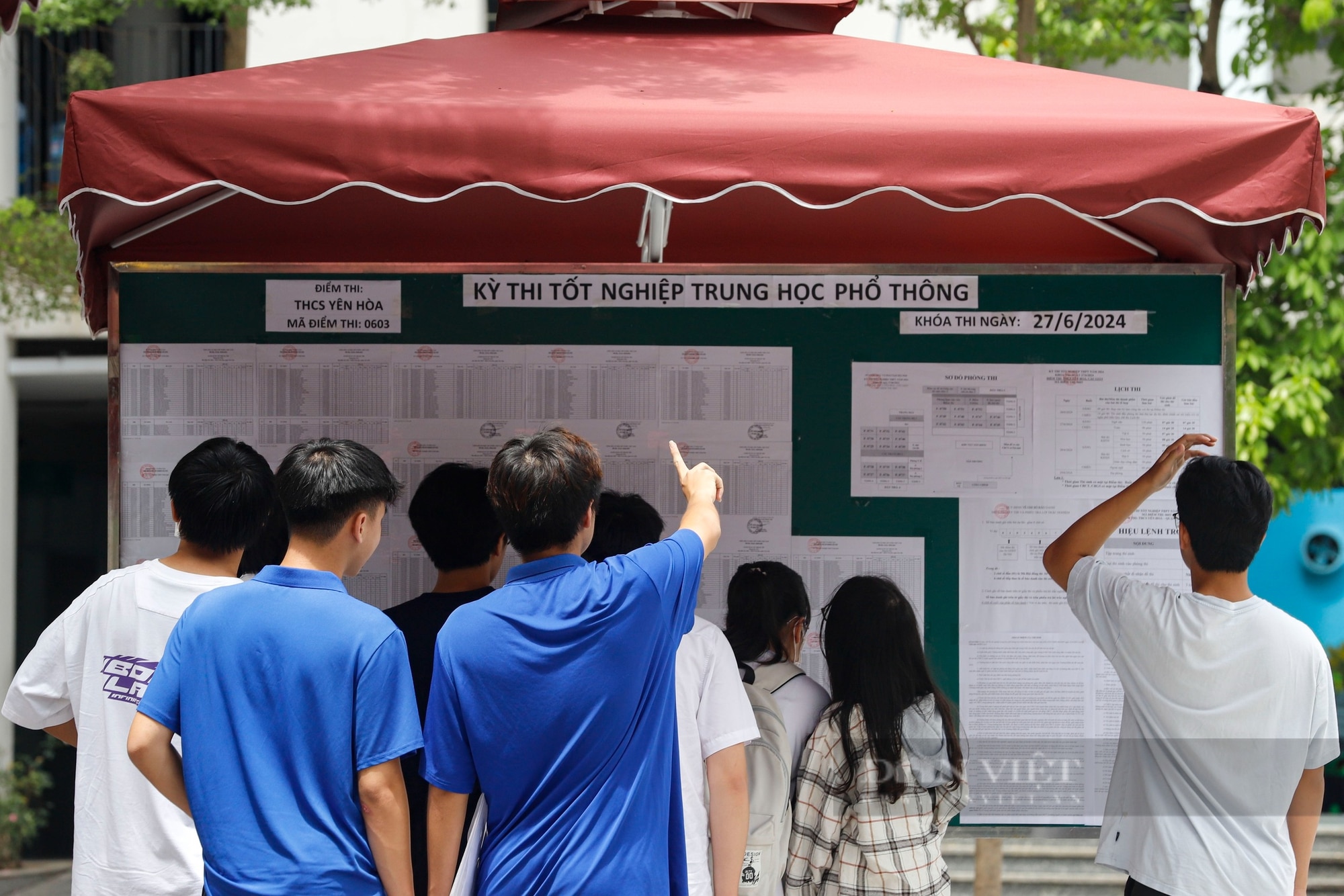 Hình ảnh thí sinh làm thủ tục dự thi tốt nghiệp THPT năm 2024 tại Hà Nội dưới tiết trời oi bức- Ảnh 5.