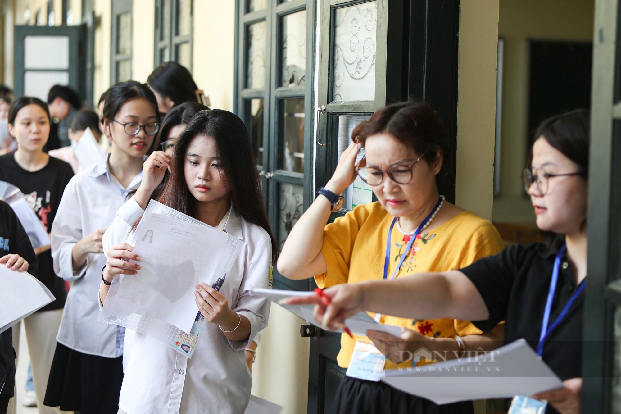 Hình ảnh thí sinh làm thủ tục dự thi tốt nghiệp THPT năm 2024 tại Hà Nội dưới tiết trời oi bức- Ảnh 9.
