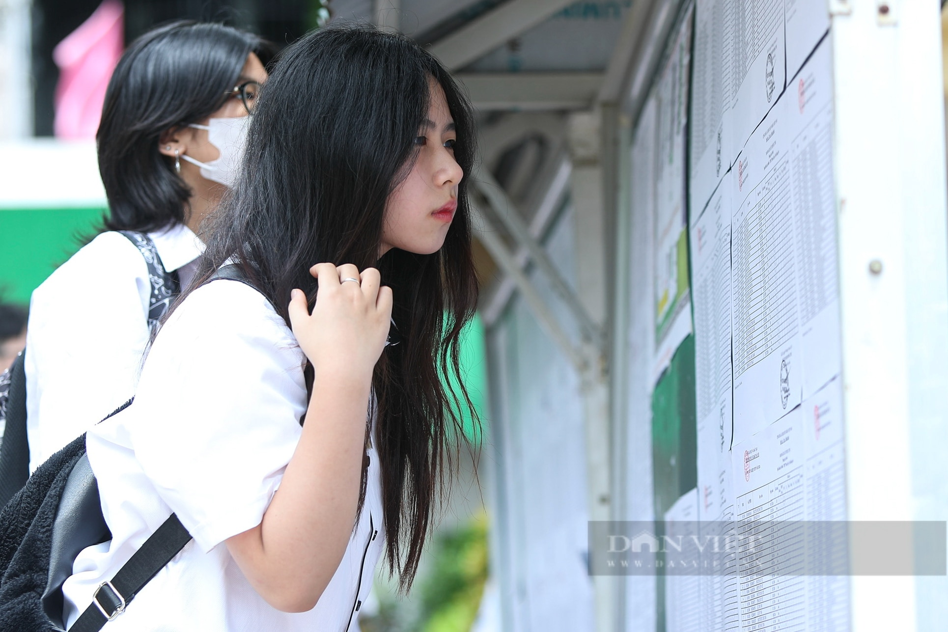 Hình ảnh thí sinh làm thủ tục dự thi tốt nghiệp THPT năm 2024 tại Hà Nội dưới tiết trời oi bức- Ảnh 8.