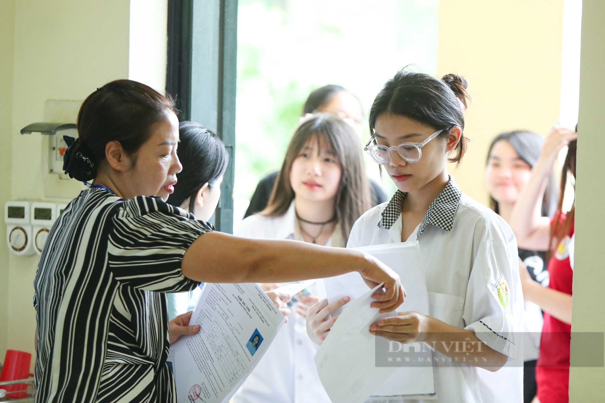 Hình ảnh thí sinh làm thủ tục dự thi tốt nghiệp THPT năm 2024 tại Hà Nội dưới tiết trời oi bức- Ảnh 10.