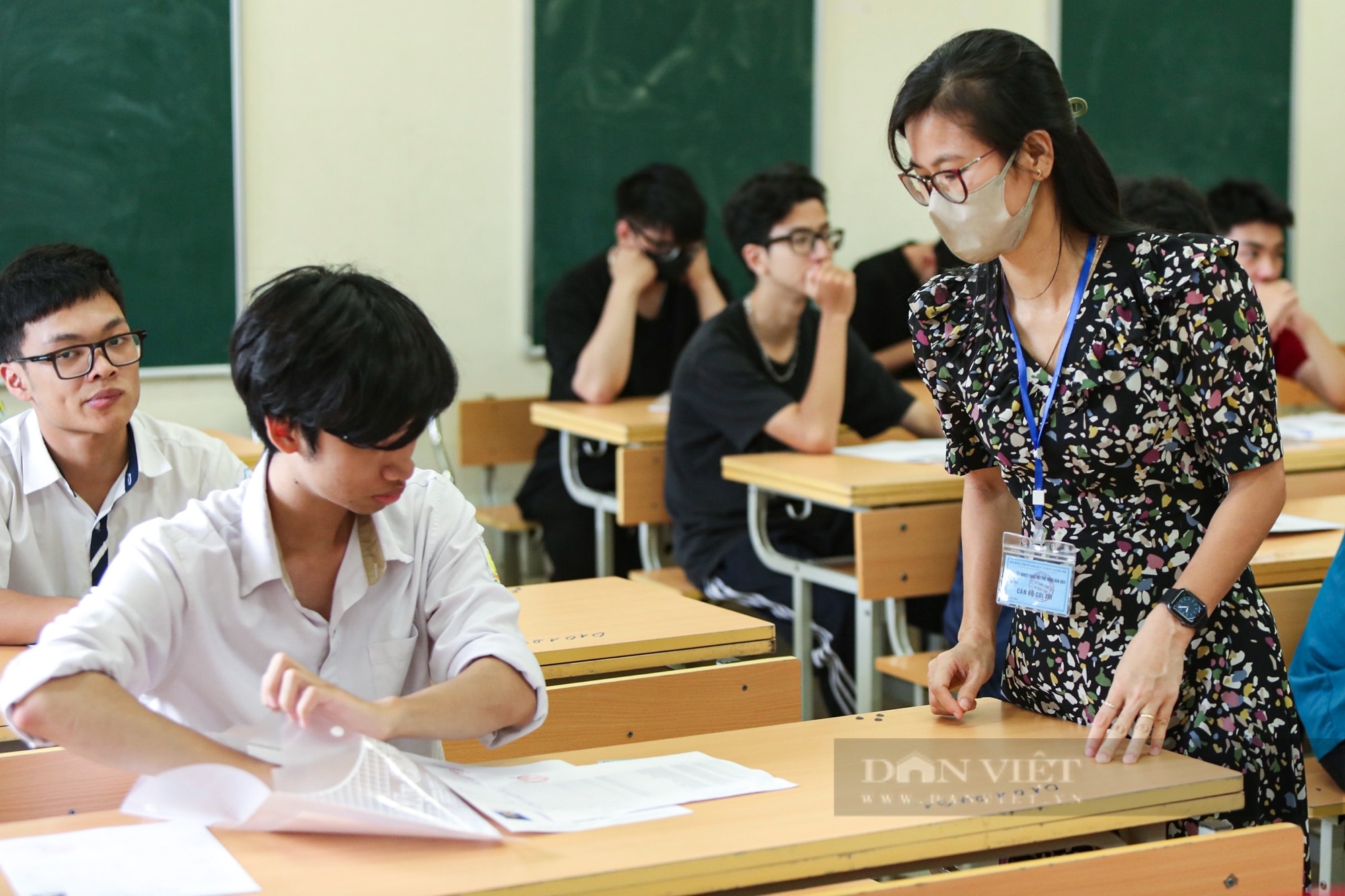 Hình ảnh thí sinh làm thủ tục dự thi tốt nghiệp THPT năm 2024 tại Hà Nội dưới tiết trời oi bức- Ảnh 11.
