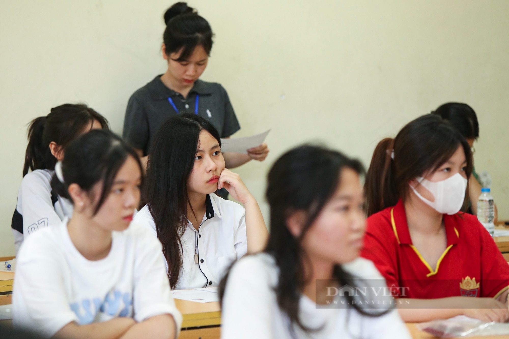 Hình ảnh thí sinh làm thủ tục dự thi tốt nghiệp THPT năm 2024 tại Hà Nội dưới tiết trời oi bức- Ảnh 12.