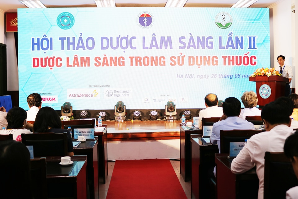 TS Nguyễn Thành Vinh - Giám đốc Bệnh viện Đa khoa Hà Đông với bài trình bày về kết quả hợp tác Sở - Trường.