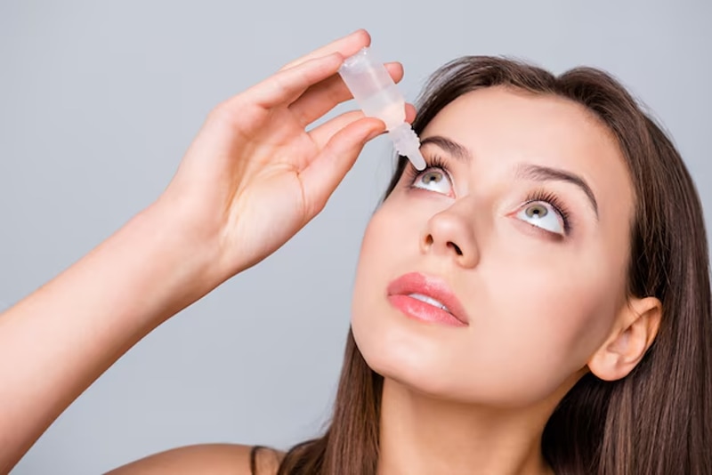 Luôn sử dụng thuốc nhỏ mắt chữa tắc tuyến lệ theo chỉ định của bác sĩ điều trị 