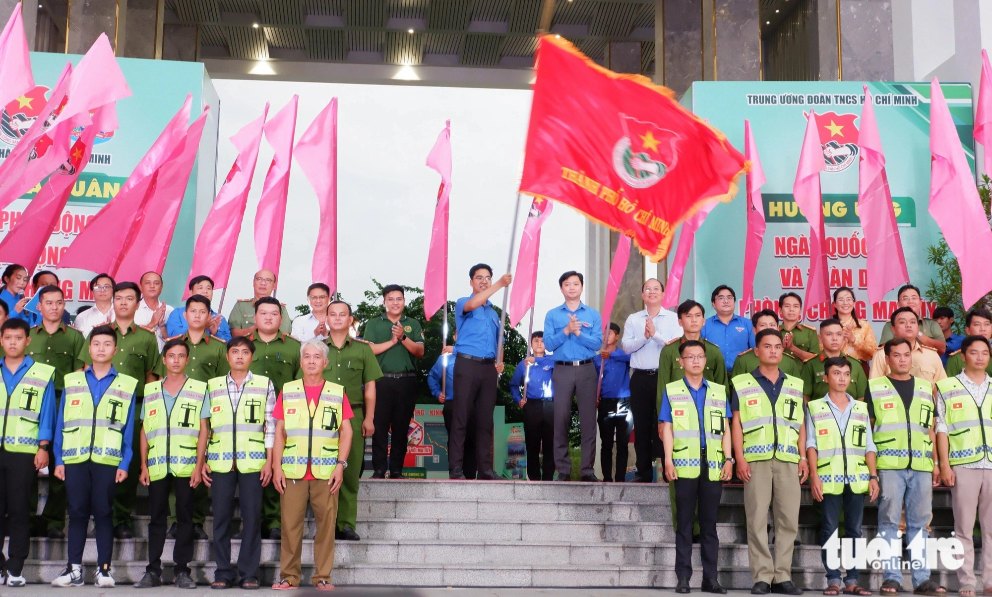Lãnh đạo Trung ương và TP.HCM trao cờ xuất quân đội hình tuần tra phòng chống ma túy và tệ nạn xã hội - Ảnh: K.ANH