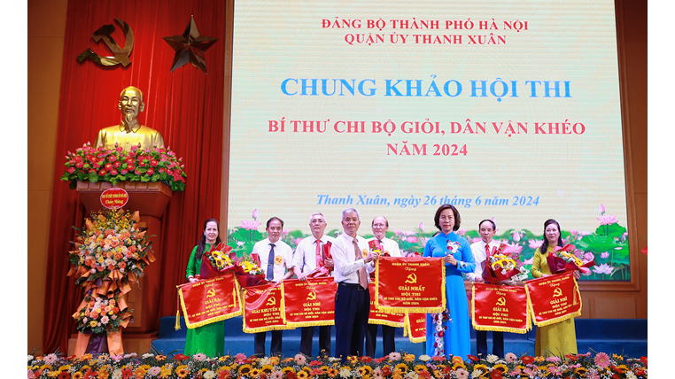 Bí thư Quận ủy Thanh Xuân Bùi Huyền Mai trao 1 giải Nhất cho ông Trần Đình Nghi - Bí thư Chi bộ 6 (thuộc Đảng bộ phường Khương Đình)