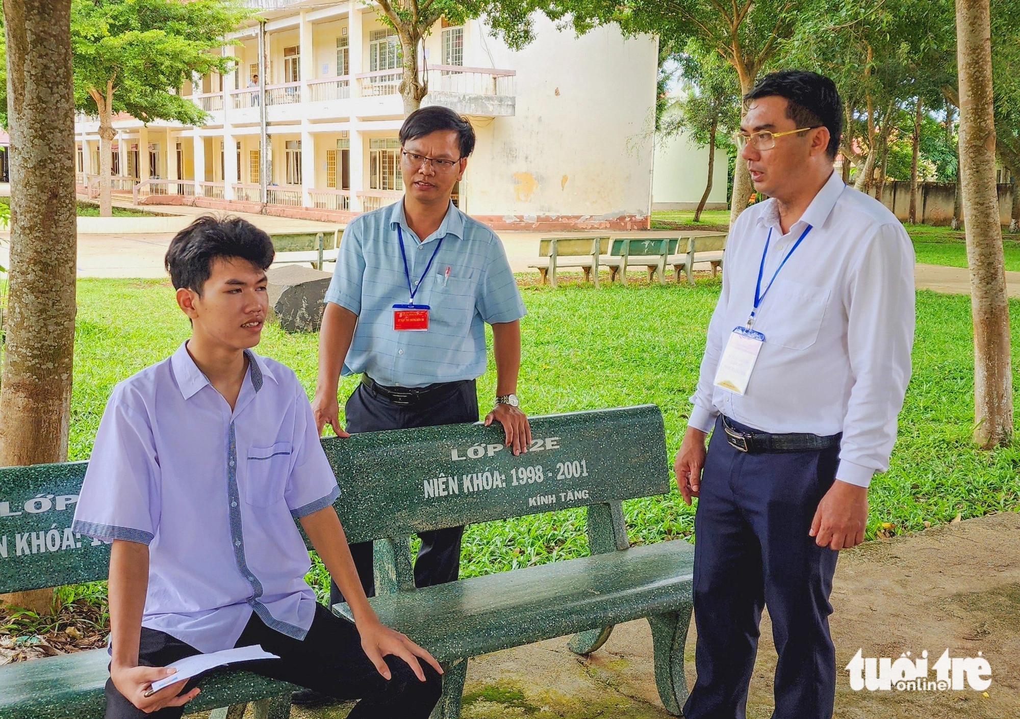Thí sinh Phạm Ân, học sinh Trường THPT Trần Hưng Đạo (dự thi tại điểm thi THPT Đắk Mil) được tạo điều kiện để thi tốt nhất, đảm bảo sức khỏe - Ảnh: TÂM AN