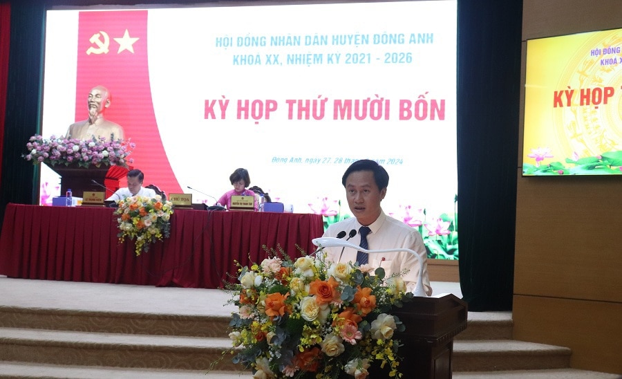 Phó Chủ tịch UBND huyện Đông Anh Hoàng Hải Đăng trình bày báo cáo kết quả thực hiện nhiệm vụ phát triển kinh tế - xã hội, đảm bảo an ninh quốc phòng.